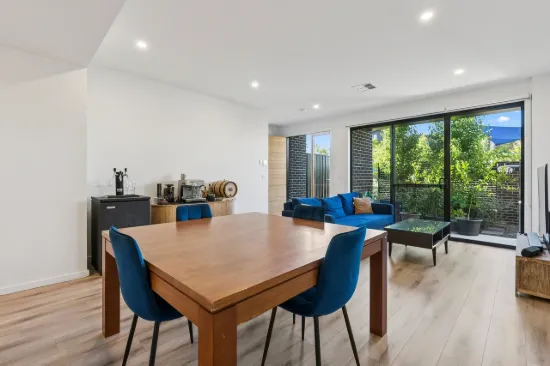 MODERN, LOW-MAINTENANCE LIVING IN A PRIME LOCATION