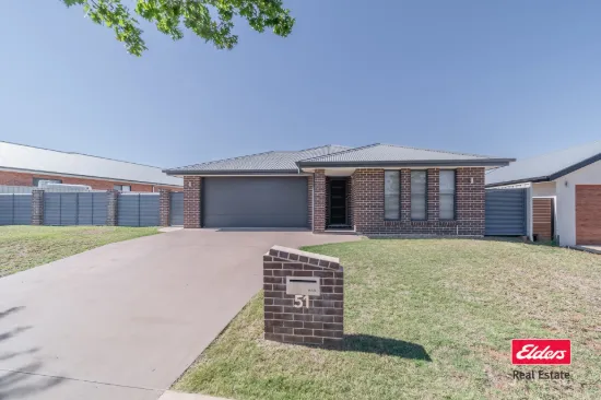 FAMILY LIVING IN MACQUARIE VIEW 