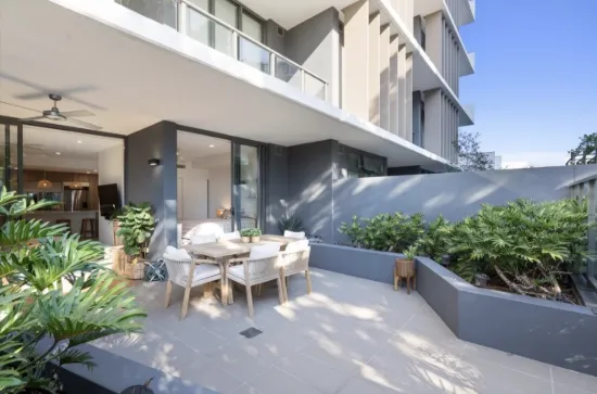 Luxury Riverside Living with Expansive Courtyard Entertaining