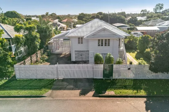 Renovated Highset, Large Block, Big Deck plus Bar!