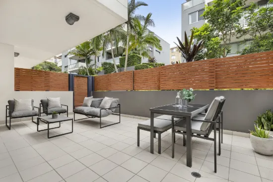 Oversized courtyard apartment in secure modern complex