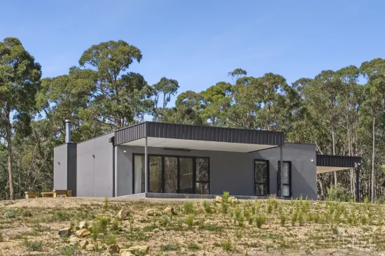 Versatile Brand New Residence plus American Barn Studio in a Serene Bushland Setting