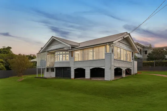 GRAND QUEENSLANDER ON 926SQM IN ELEVATED POSITION