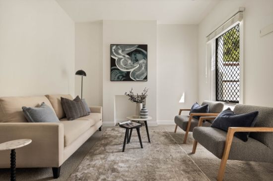 Picturesque home with idyllic north-rear courtgarden and rear lane access