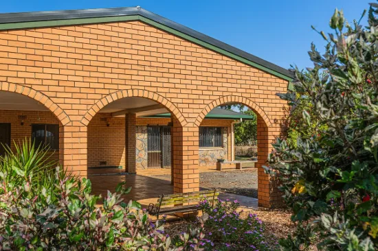 SPACIOUS FAMILY HOME ON 14 ACRES - JUST 10 MINUTES FROM MAREEBA!