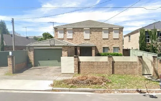 Spacious Dual-Level Family Residence in Ultra-Convenient Location