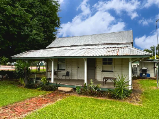 Charming Miners Cottage in Richmond Hill 