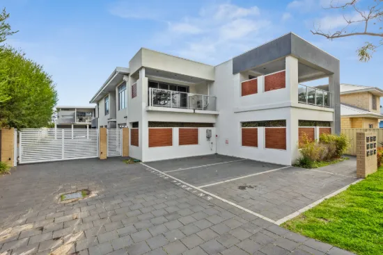 EXCEPTIONAL AND PRIVATE GROUND FLOOR APARTMENT!