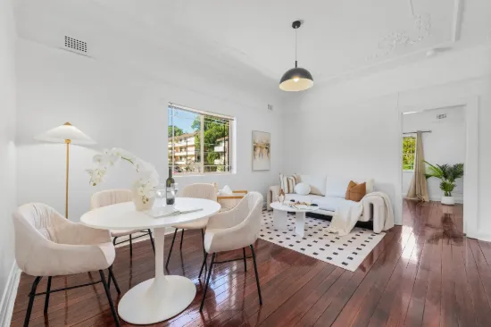 Charming Art Deco Apartment in Boutique Block
