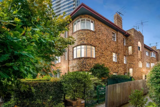 Alluring Art Deco with space, character and lock-up garage