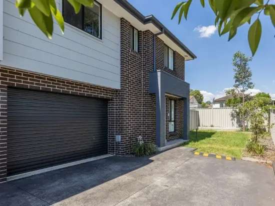 4 BEDROOM TOWNHOUSE! | MASSIVE BACKYARD