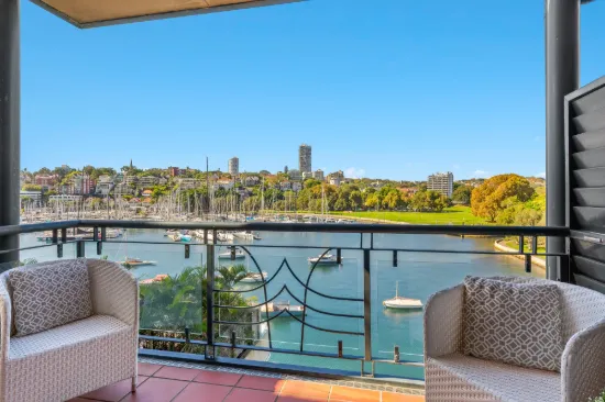 Light Bright Harbourfront Two-Bedroom Apartment in 'Engleham'