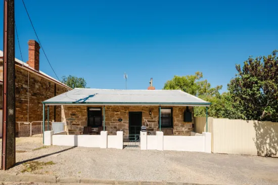 'Hollyhock Cottage' Historic 1860 Miners Cottage  Charm, Warmth & Proven Airbnb Success
