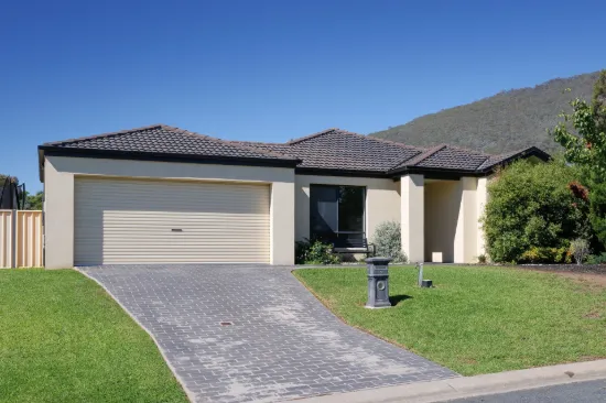 TALLANGATTA – Indoor/Outdoor Oasis with Lake Views