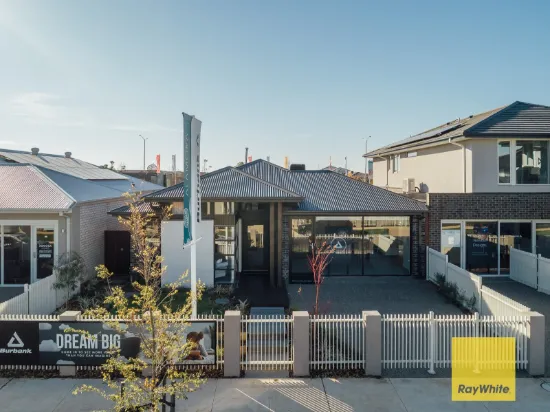 4 BEDROOM DISPLAY HOME IN ALAMORA ESTATE!!