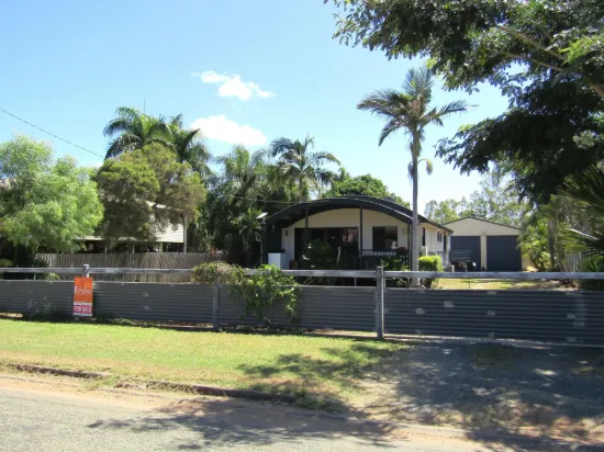 IMPRESSIVE FULLY FENCED CONTEMPORARY HOME -1012 SQ M FREEHOLD BLOCK - LARGE SHED