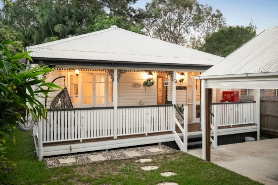 CLASSICAL RENOVATED HOME OFFERING LIFESTYLE & SERENITY IN A QUIET CUL-DE-SAC