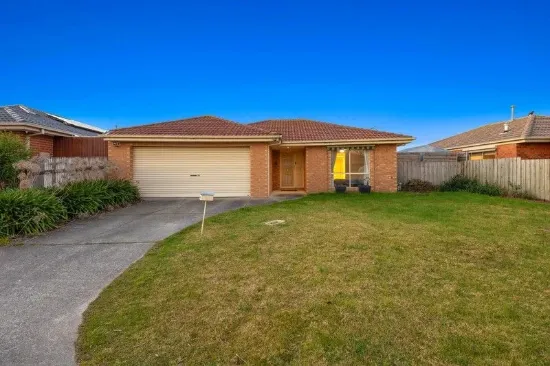**VENDOR MEETS THE MARKET** QUIET CUL-DE-SAC LIVING WITH GRAND OUTDOOR ENTERTAINING & REAR ROLLER DOOR ACCESS!