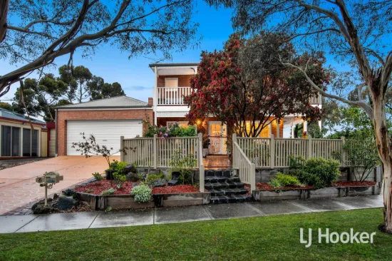 Blue-Chip Living with a Private Cottage & Picturesque Wetland and Parkland Views