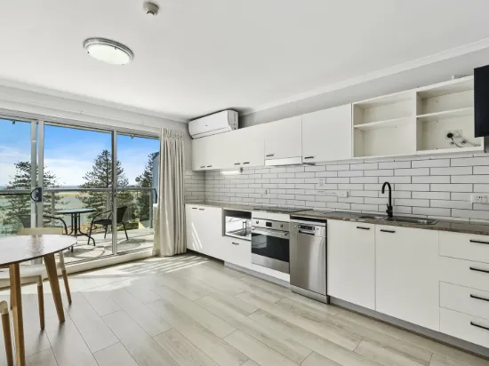 Resort-Style Apartment, Ocean & Lake Views, in the Heart of it all!