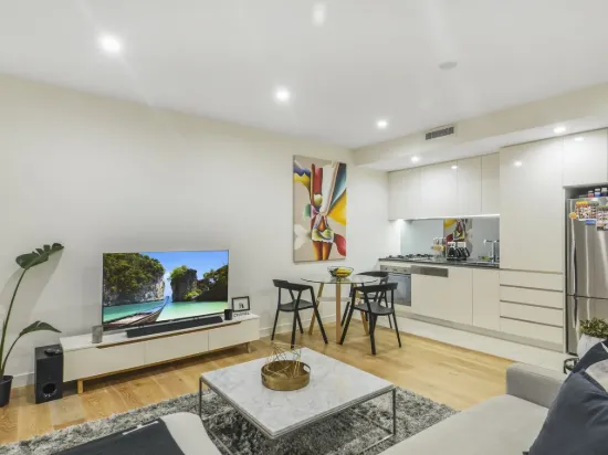 Modern Designer Living in the Prestigious 'Bay Pavilions'