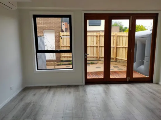 63 Main Road, Clayton South
