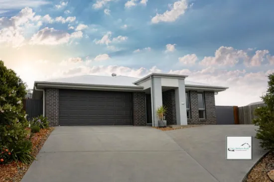 Modern low maintenance home, shed, side access, & pool