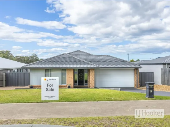 STYLISH MODERN HOME - WALK TO THE WATERFRONT