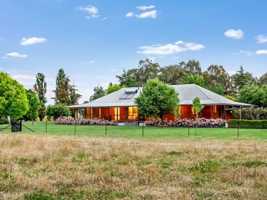 "Mandela" Full Off Grid 4 Bedroom Family Home with Creek Frontage Only 10 Minutes* to Town