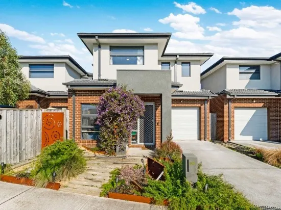 THE PINNACLE OF LIFESTYLE LIVING - PARK FRONTAGE MOMENTS TO SHOPPING PRECINCT!