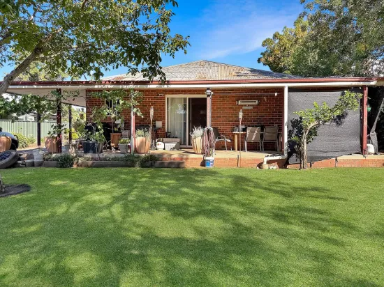 CONVENIENT LIVI9NG CLOSE TO SCHOOLS, PARK & CBD