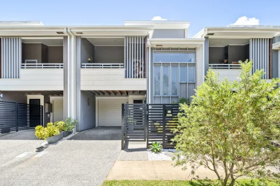 No Body Corp! 3 Bed Terrace, Bushland Outlook, Light & Breezy!