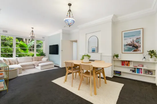 Grand Art Deco Apartment, Quietly Set To The Rear of Boutique Block 