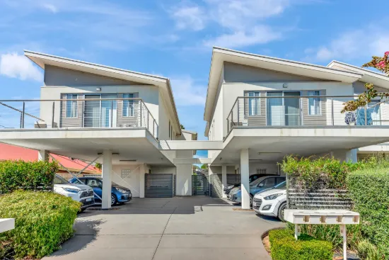 Modern Furnished Townhouse - Ideal for Investors