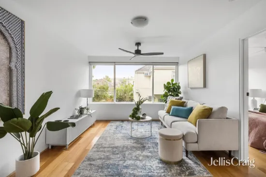 Rare Blue Chip One Bedroom nestled between Middle Park Beach and Albert Park Lake