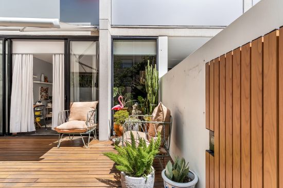 Studio with large courtyard plus secure parking space