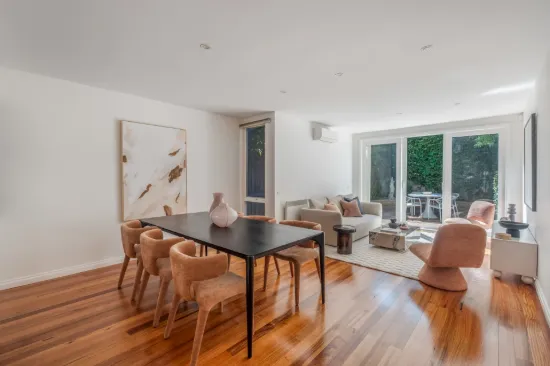 Dual Living With Two Courtyards And Parking
