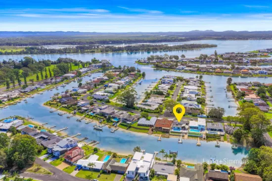 Absolute Waterfront Entertainer with Pool, Jetty & River Access