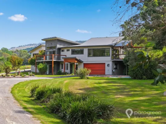 2.5 ACRES WITH A MODERN FAMILY HOME 