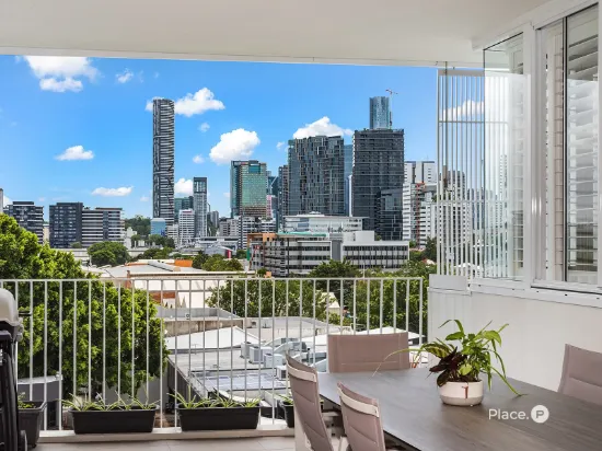 Stylish three-bedroom apartment commanding city views