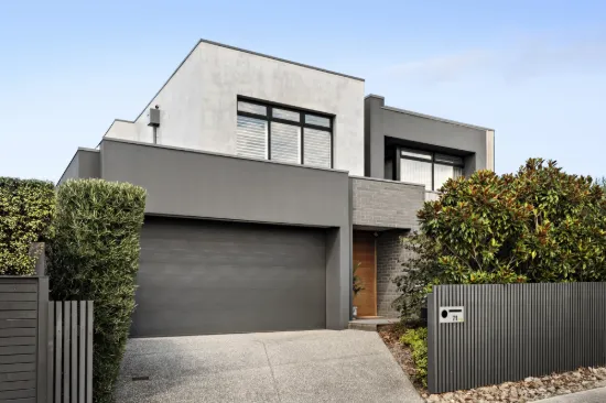 Contemporary Luxury in Prized Beachside Pocket