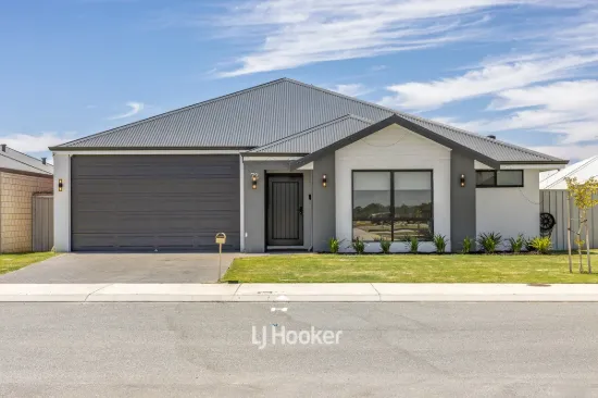 Fantastic Family Home, Impressive Design - With 4 Car Garage!!