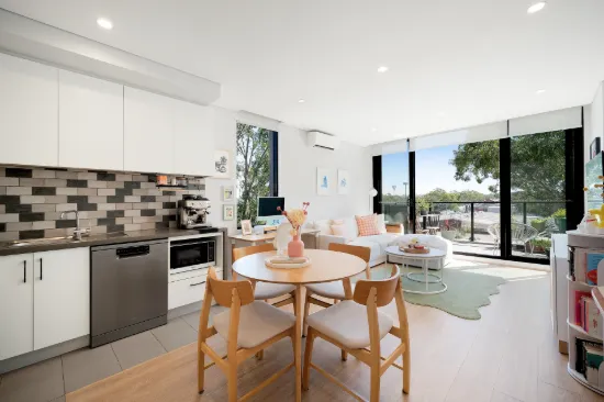 Top Floor Oversized One Bedroom with Leafy Views in an Ultra-Convenient Location