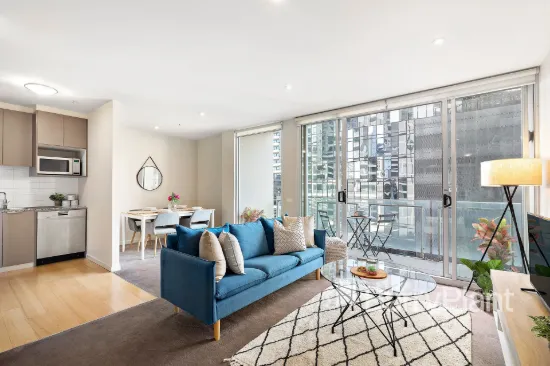 Gigantic City Road apartment not to be missed!