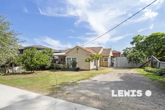 A Rare Wide-Fronted Opportunity on 934m² (approx.) with Self Contained Bungalow