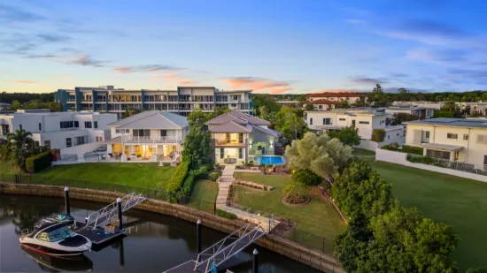 Sophisticated Waterfront Lifestyle In Hope Island Resort