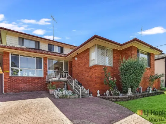 SPACIOUS FIVE BEDROOM FAMILY HOME WITH MULTIPLE LIVING AREAS