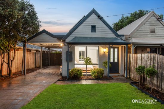 Storybook Cottage Living with Deck, Spa & Timeless Charm- Seabrook School zone !