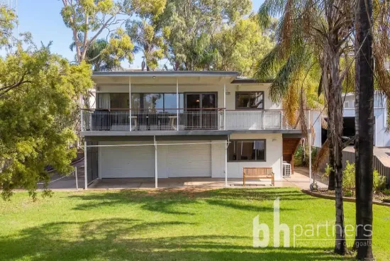 Unbeatable Location - Absolute Riverfront Shack