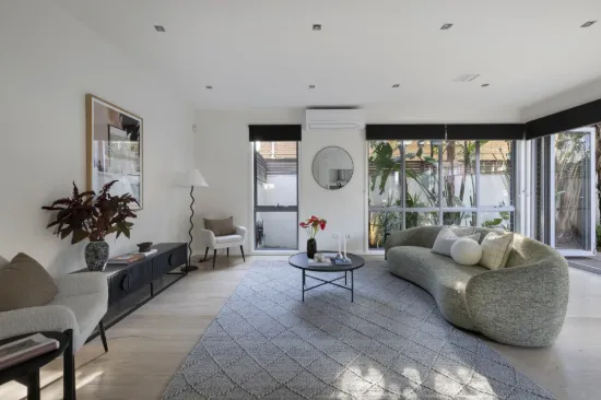 Light-Filled Oasis in Easy-Care Surrounds